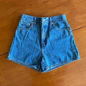 Levi’s High Loose Shorts (Link In Bio) Size 26